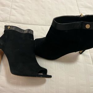 Vince Camunto, size 9 suede boot with pee a boo toe opening black good condition